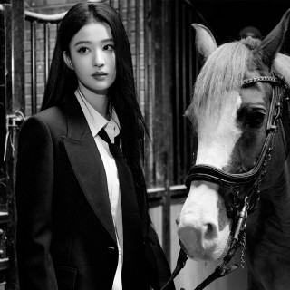 绿色草地 美女王楚然 黑色西服 马 美女桌面壁纸-墨鱼部落格.jpg