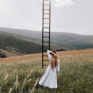 唯美图片大全女孩楼梯天空唯美壁纸-墨鱼部落格.jpg