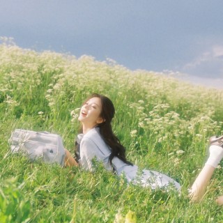 绿色草地 美女草地 鲜花 天空 美女曦姐enndme桌面壁纸-墨鱼部落格 (1).jpg