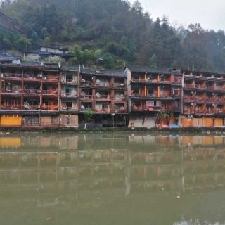 凤凰古城沱江coubgv5vf4caaujpaaqekifpjhw352.jpg