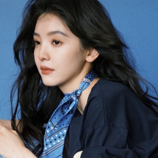 绿色草地 美女章若楠 蓝色背景 长头发美女壁纸-墨鱼部落格.jpg