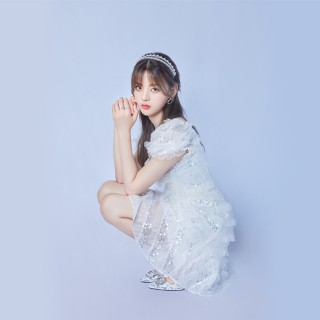 绿色草地 美女杨超越仙女裙壁纸-墨鱼部落格.jpg